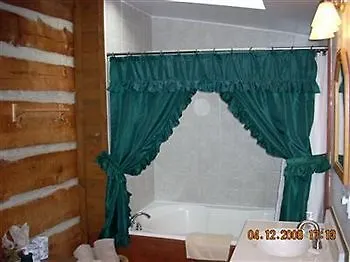 Log Getaway Hotel 2*